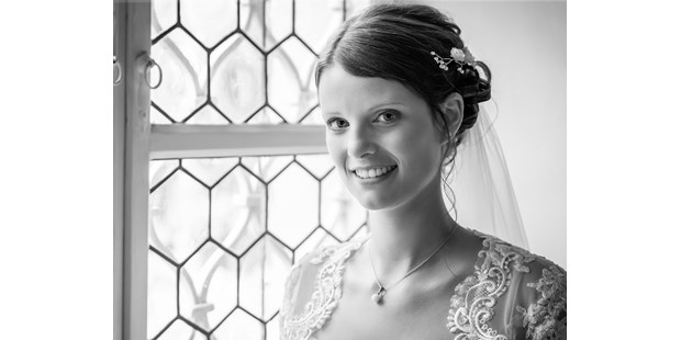 Hochzeitsfotos - Videografie buchbar - PLZ 2485 (Österreich) - Beim Paarshooting steht manchmal doch "nur" einer im Vordergrund und wird entsprechend in Szene gesetzt - meistens ist es die Braut :-) - diePhotoSchmiede by Johannes Friedl