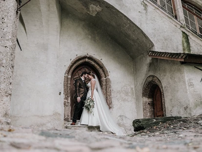 Hochzeitsfotos - Fotobox mit Zubehör - Oberreute - Eine wundervolle Schloßhochzeit im Schloß Friedberg in Volders - Shots Of Love - Barbara Weber Photography