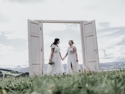 Hochzeitsfotos - Fotobox mit Zubehör - Angerberg - Love is Love bei der freien Trauung von Lisa und Melanie am Attersee - Shots Of Love - Barbara Weber Photography