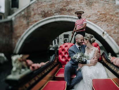 Hochzeitsfotos - Berufsfotograf - Traumhochzeit in einer venezianischen Gondel - Shots Of Love - Barbara Weber Photography