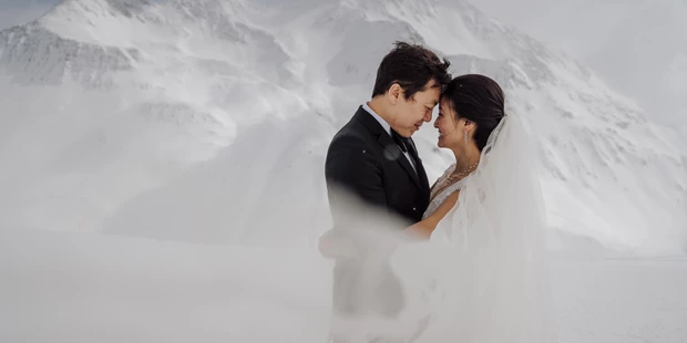 Hochzeitsfotos - Fotobox mit Zubehör - Angerberg - Winter Hochzeit in der Schweiz - Blitzkneisser