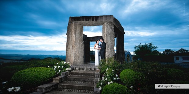 Hochzeitsfotos - Fotobox mit Zubehör - Regen - Paarshooting im Erlebnisgasthof Feichthub - Visual Wedding – Martin & Katrin