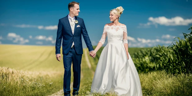 Hochzeitsfotos - Fotobox alleine buchbar - Hörsching - Paarshooting beim Restaurant Wirt am Teich - Visual Wedding – Martin & Katrin