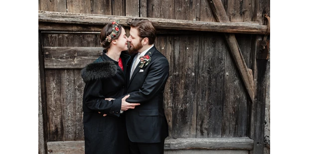 Hochzeitsfotos - Copyright und Rechte: Bilder auf Social Media erlaubt - Burgpreppach - Hochzeit auf der Ceuzburg - This Moment Pictures 