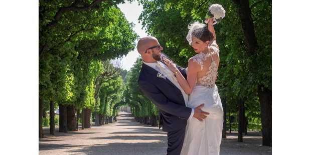Hochzeitsfotos - Copyright und Rechte: Bilder kommerziell nutzbar - Pappelleiten - After Wedding Shooting Schloss Schönbrunn Wien - Multimedia Film & Photography