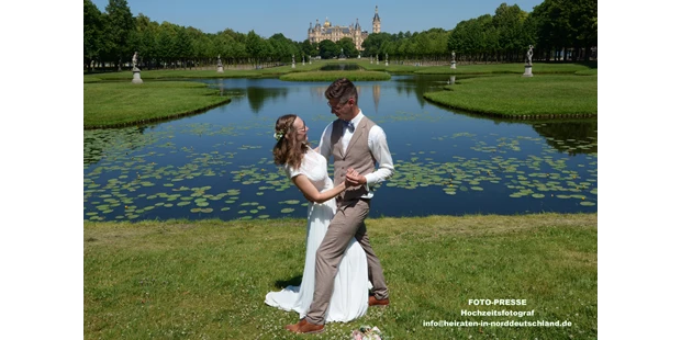Hochzeitsfotos - Fotostudio - Preetz (Vorpommern-Rügen) - #brautpaarshooting#
#schloss schwerin#
#schlossgarten#
#kreuzkanal# - REINHARD BALZEREK