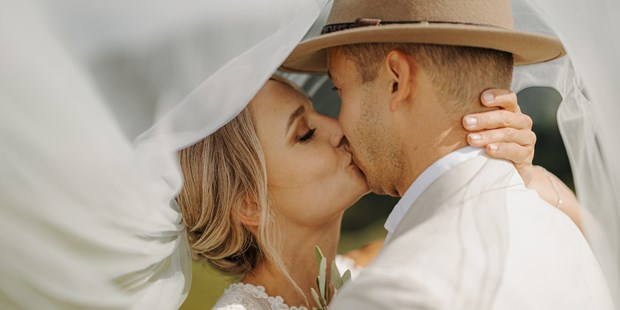 Hochzeitsfotos - Copyright und Rechte: Bilder auf Social Media erlaubt - Au in der Hallertau - PIA EMBERGER