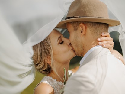 Hochzeitsfotos - Copyright und Rechte: Bilder auf Social Media erlaubt - PIA EMBERGER