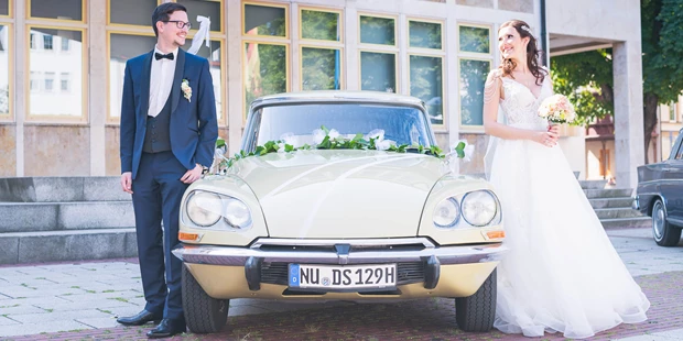 Hochzeitsfotos - Art des Shootings: Hochzeits Shooting - Karlsruhe - Newlywed couple outside vintage car  Fotograf-Ulm
fotografulm.com - Fotograf Ulm