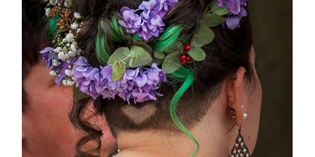 Hochzeitsfotos - Zürich-Stadt - Die Braut, die Königin des Tages mit einem sehr schön geflochtenem Kopfschmuck - Markus Eymann