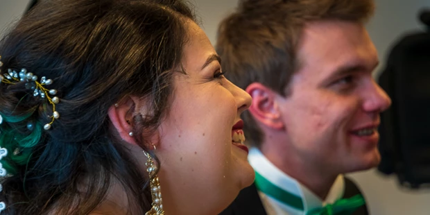 Hochzeitsfotos - Art des Shootings: After Wedding Shooting - Merzhausen - Gespannt lauscht das Brautpaar den Worten der Traurednerin - Markus Eymann