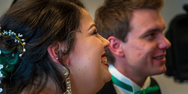 Hochzeitsfotos - Art des Shootings: Portrait Hochzeitsshooting - Zürich-Stadt - Gespannt lauscht das Brautpaar den Worten der Traurednerin - Markus Eymann