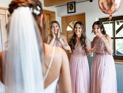 Hochzeitsfotos - Art des Shootings: Prewedding Shooting - Schöne Momente beim Getting Ready der Braut - Monika Wittmann Photography