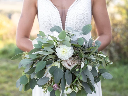 Hochzeitsfotos - Fotobox mit Zubehör - Windischgarsten - Cooler Eucalyptusbrautstrauß - Monika Wittmann Photography