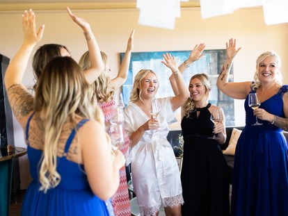 Hochzeitsfotos - Videografie buchbar - Spaß beim Getting Ready - Monika Wittmann Photography
