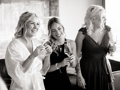 Hochzeitsfotos - Videografie buchbar - Brautstyling mit den Mädels - Monika Wittmann Photography