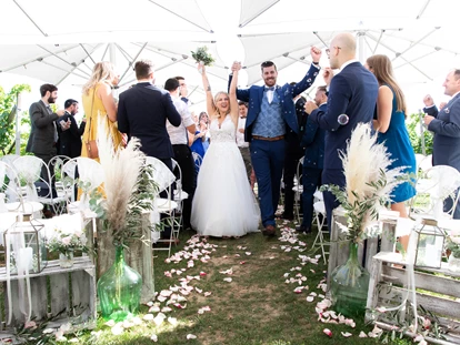 Hochzeitsfotos - Berufsfotograf - Penk (Völkermarkt) - Glücksmomente beim Auszug - Monika Wittmann Photography