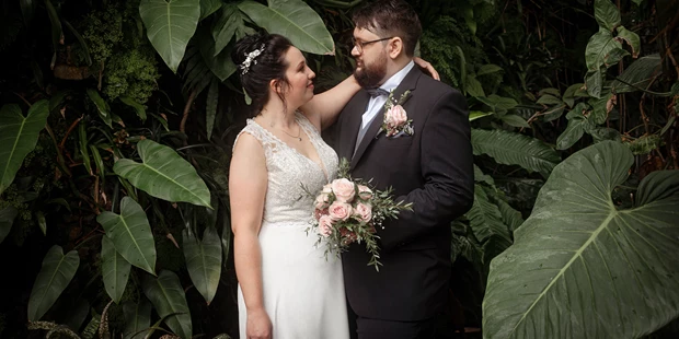 Hochzeitsfotos - Videografie buchbar - Groß Oßnig - Brautshooting im Botanischen Garten  - Zerina Kaps Photography 