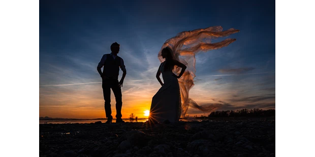 Hochzeitsfotos - Art des Shootings: Fotostory - Weßling - Ja, ja, ich weiß schon: Sonnenuntergänge sind kitschig. Und trotzdem ziehen sie den Blick an, weil sie nun mal tolles Licht mitbringen...  - Andrea Kühl - coolwedding photography