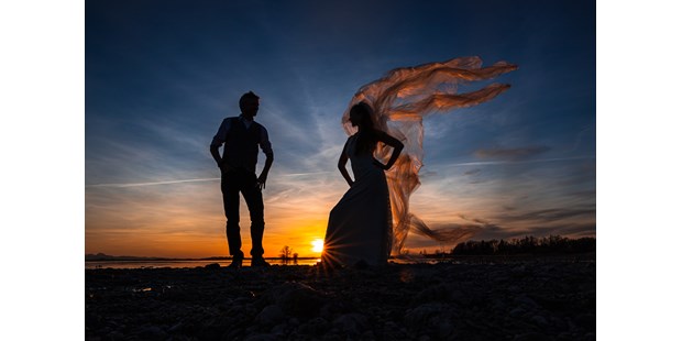Hochzeitsfotos - Art des Shootings: Trash your Dress - PLZ 82487 (Deutschland) - Ja, ja, ich weiß schon: Sonnenuntergänge sind kitschig. Und trotzdem ziehen sie den Blick an, weil sie nun mal tolles Licht mitbringen...  - Andrea Kühl - coolwedding photography