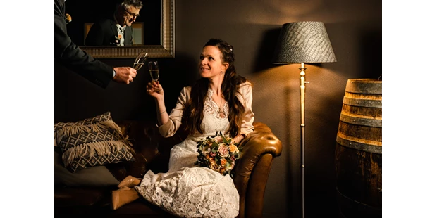 Hochzeitsfotos - Art des Shootings: Prewedding Shooting - Lenzing (Lenzing) - Brautpaarshooting im Café  - Andrea Kühl - coolwedding photography