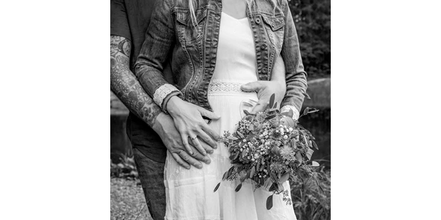 Hochzeitsfotos - zweite Kamera - Burgau (Landkreis Günzburg) - Dieses bezaubernde Paar durfte ich gleich mit der ganzen Familie bei einem After Wedding Shooting mit meiner Kamera festhalten. - Glücksbild Fotografie