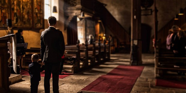 Hochzeitsfotos - Art des Shootings: Portrait Hochzeitsshooting - Wilkau-Haßlau - Sohn und Bräutigam warten auf die Braut in der Kirche, Nürnberg 2017 - Lichtfang Weimar