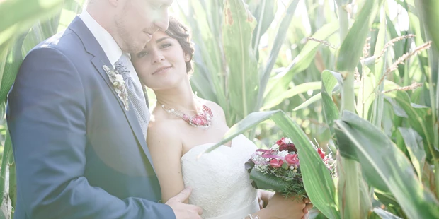 Hochzeitsfotos - Copyright und Rechte: Bilder auf Social Media erlaubt - Wöllstadt - Emotionale Hochzeitsbilder in der Natur - Matthias Raith Hochzeitsfotograf