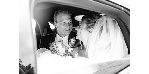 Hochzeitsfotos - Copyright und Rechte: Bilder privat nutzbar - Schlüsselfeld - Hochzeitsfotograf Stuttgart - Brautpaar im Auto - Wedding Dreaming