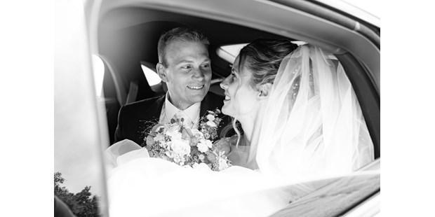 Hochzeitsfotos - Art des Shootings: Portrait Hochzeitsshooting - PLZ 86825 (Deutschland) - Hochzeitsfotograf Stuttgart - Brautpaar im Auto - Wedding Dreaming