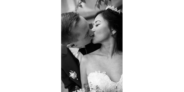 Hochzeitsfotos - Copyright und Rechte: Bilder auf Social Media erlaubt - Schlüsselfeld - Hochzeitsfotograf Stuttgart - Brautpaar küssen  - Wedding Dreaming