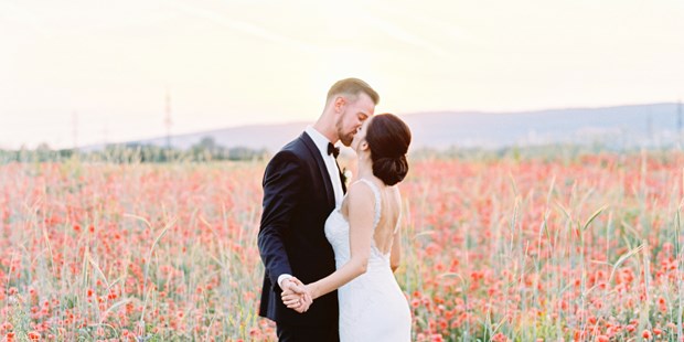 Hochzeitsfotos - Copyright und Rechte: Bilder auf Social Media erlaubt - Sonnenuntergangs Shooting im Mohnfeld - Melanie Nedelko - timeless storytelling