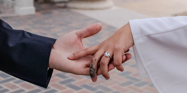 Hochzeitsfotos - Copyright und Rechte: Bilder auf Social Media erlaubt - St. Veit an der Glan - Hände des Brautpaares - Valentina Hofstätter - Adventure Elopements