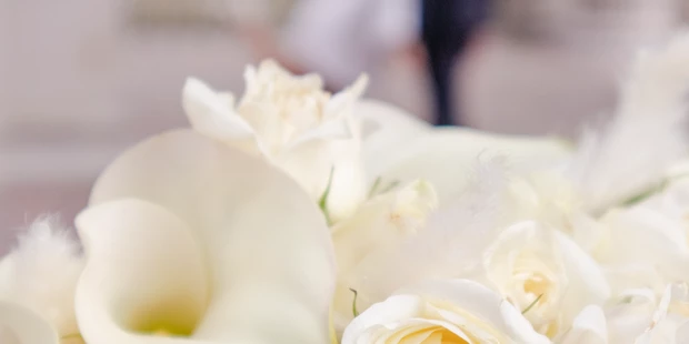 Hochzeitsfotos - Copyright und Rechte: Bilder auf Social Media erlaubt - Hattendorf - Brautstrauß mit Pärchen im Hintergrund - Valentina Hofstätter - Adventure Elopements