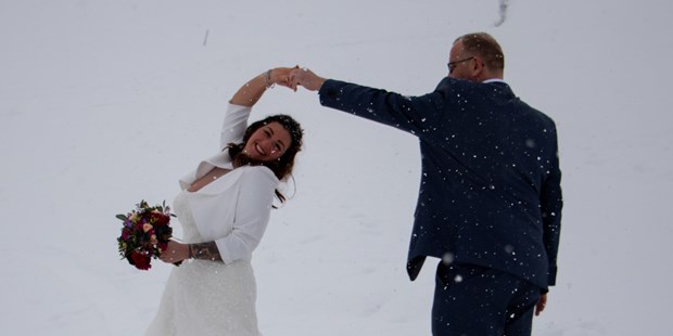 Hochzeitsfotos - Copyright und Rechte: Bilder auf Social Media erlaubt - Tiroler Oberland - Winterhochzeit in Tirol - Hintertux - Priml Photography