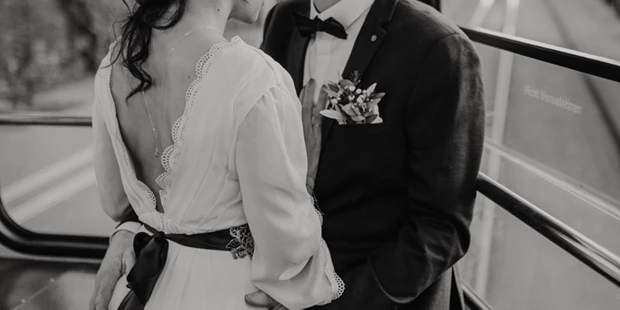 Hochzeitsfotos - Copyright und Rechte: Bilder privat nutzbar - Röttlerweiler - Urbane Hochzeit in Zürich. Ich bin mit dem Brautpaar im Tram durch Zürich gefahren. :) - Sulamit Eschmann