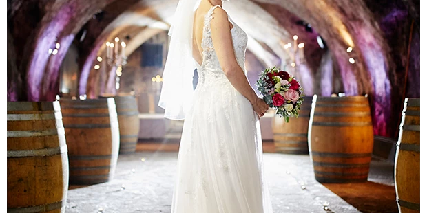 Hochzeitsfotos - Copyright und Rechte: Bilder privat nutzbar - Weng im Gesäuse - Braut im Weinkeller | www.c-g.wedding - C&G Wedding - Elopement und Hochzeits Fotografie