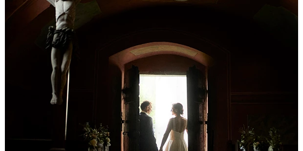 Hochzeitsfotos - Copyright und Rechte: Bilder privat nutzbar - Weng im Gesäuse - Paar in der Kirche | www.c-g.wedding - C&G Wedding - Elopement und Hochzeits Fotografie