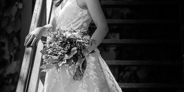 Hochzeitsfotos - Copyright und Rechte: Bilder auf Social Media erlaubt - Kirchlauter - Hochzeitpaar in Jena,
Parkshooting, Paarshooting - bilderdiesprechen.de