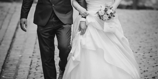 Hochzeitsfotos - Copyright und Rechte: Bilder auf Social Media erlaubt - Burgpreppach - Hochzeitpaar in Thüringen,
Paarshooting - bilderdiesprechen.de