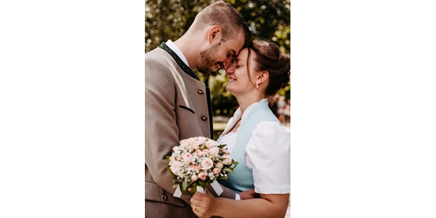 Hochzeitsfotos - Copyright und Rechte: Bilder auf Social Media erlaubt - Maria-Lanzendorf - Purelovestories photography VOGT
