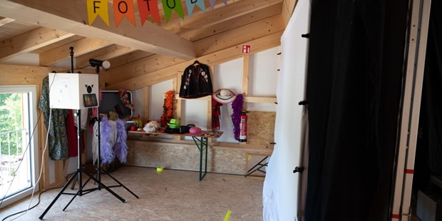 Hochzeitsfotos - Fotobox mit Zubehör - Tettnang - Beispielhafter Aufbau der Fotobox auf einer Hochzeit. - Pipparazzi 