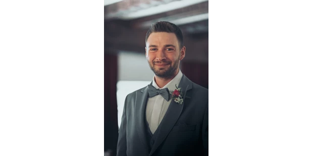 Hochzeitsfotos - Copyright und Rechte: Bilder auf Social Media erlaubt - Wiedenzhausen - Bräutigam erwartet seine zukünftige Braut im Standesamt - Sabrina Hohn