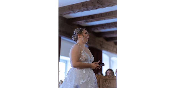 Hochzeitsfotos - Art des Shootings: Portrait Hochzeitsshooting - Lehen (Telfs) - Die Braut hat eine Rede für ihren Mann vorbereitet - Sabrina Hohn
