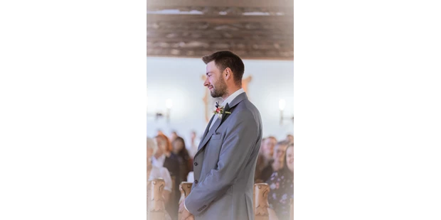Hochzeitsfotos - Copyright und Rechte: Bilder auf Social Media erlaubt - Wiedenzhausen - Der Bräutigam während die Braut ihre Rede hält - Sabrina Hohn
