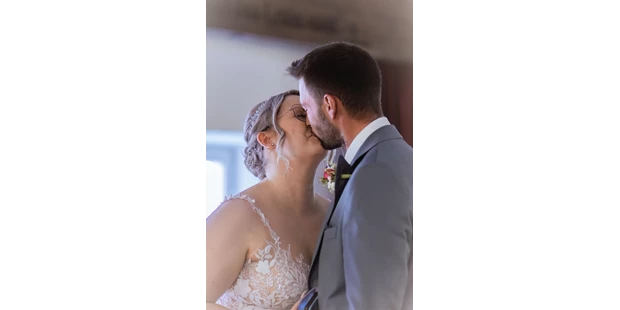 Hochzeitsfotos - Copyright und Rechte: Bilder auf Social Media erlaubt - Lehen (Telfs) - Der Kuss - Sabrina Hohn