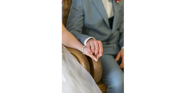 Hochzeitsfotos - Art des Shootings: Portrait Hochzeitsshooting - Kraiham - Hand in Hand in die gemeinsame Zukunft - Sabrina Hohn