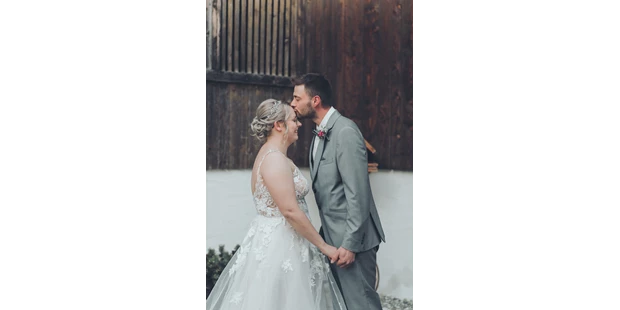 Hochzeitsfotos - Copyright und Rechte: Bilder dürfen bearbeitet werden - Zorneding - Ein Kuss auf die Stirn bedeutet "Ich liebe Dich" - Sabrina Hohn