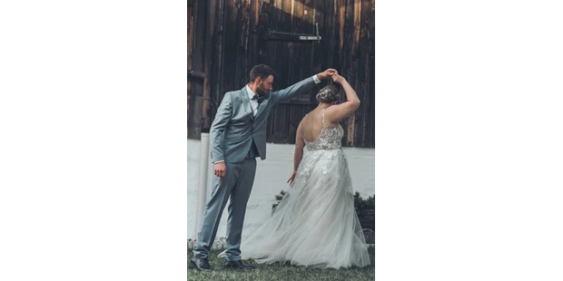 Hochzeitsfotos - Copyright und Rechte: Bilder auf Social Media erlaubt - Lehen (Telfs) - Das Brautpaar durfte schonmal ihren Tanz vor der Feier vorführen - Sabrina Hohn