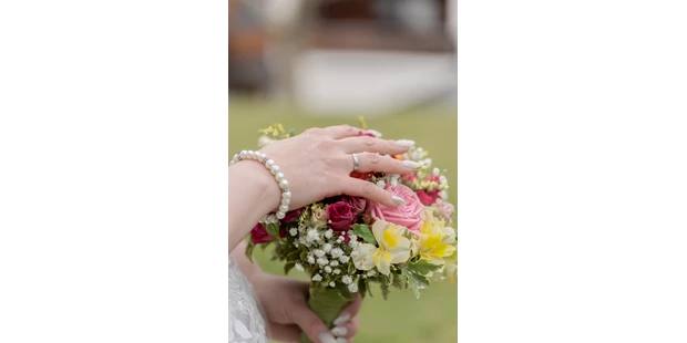 Hochzeitsfotos - Copyright und Rechte: Bilder dürfen bearbeitet werden - Ainring - Detailaufnahme - Sabrina Hohn